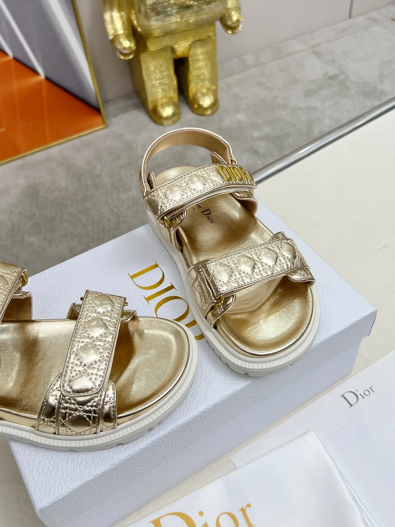 👟👟Ex-factory price 500👟👟Dior👏👏new classic style. 🔥Purchasing-level qualityThe most popular thick-soled sandals in foreign counters. Upper➕Inside: original customized material, original mold opening of sole 1.1 (lightweight, code number 35-40 (41/42 can be customized)